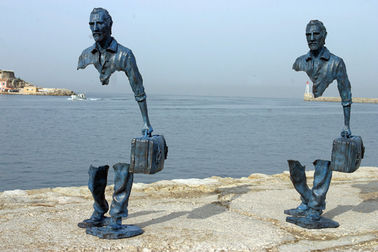 Famous Casting Traveler Design Bronze Statue , Bronze Figurines Custom Size