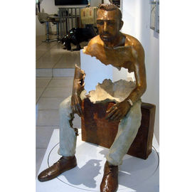 China Interior Landscape Design Bronze Statue Sitting Man Sculpture Long Life Time supplier