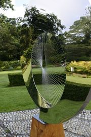 China Mirror Polished Contemporary Round Outdoor Metal Art Sculpture For Garden supplier